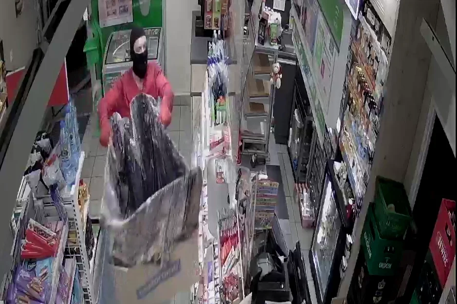 Włamał się do sklepu i ukradł zdrapki nagrodowe oraz papierosy. Rozpoznajesz go?