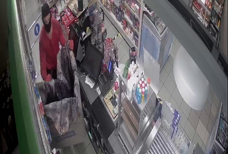 Włamał się do sklepu i ukradł zdrapki nagrodowe oraz papierosy. Rozpoznajesz go?