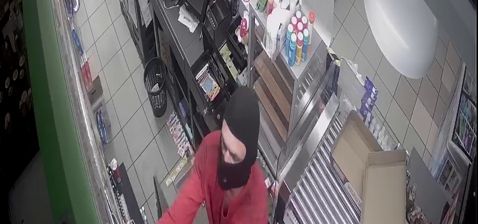 Włamał się do sklepu i ukradł zdrapki nagrodowe oraz papierosy. Rozpoznajesz go?