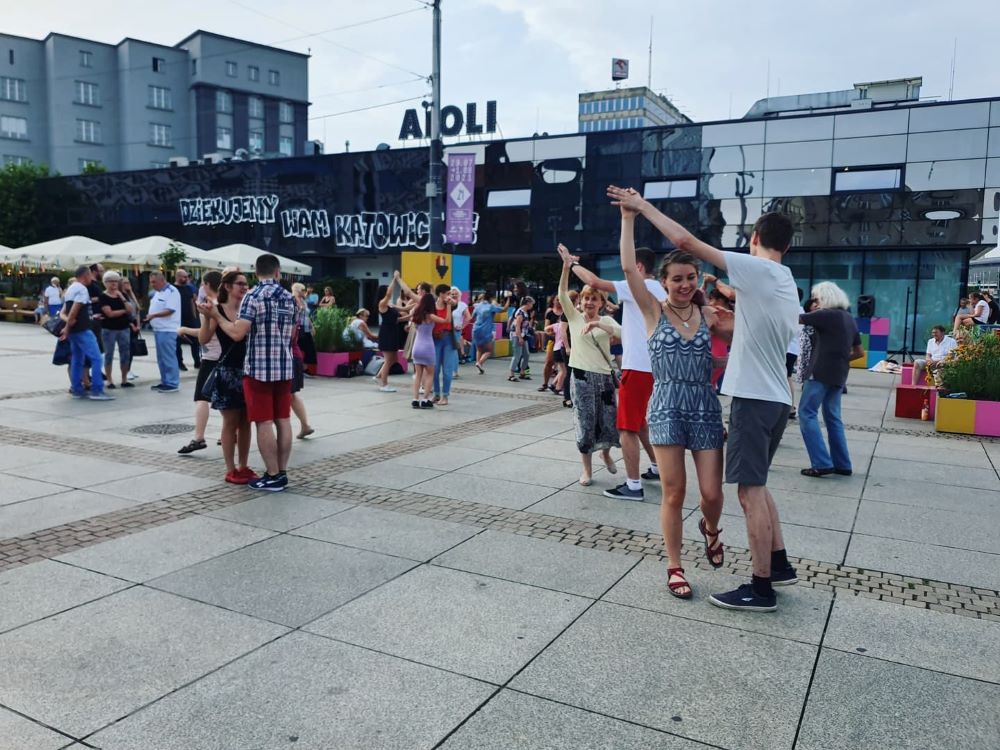 Roztańczone Katowice – wpadnij na cotygodniową potańcówkę na Rynku!