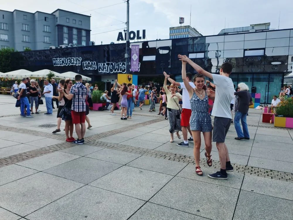 Roztańczone Katowice – wpadnij na cotygodniową potańcówkę na Rynku!