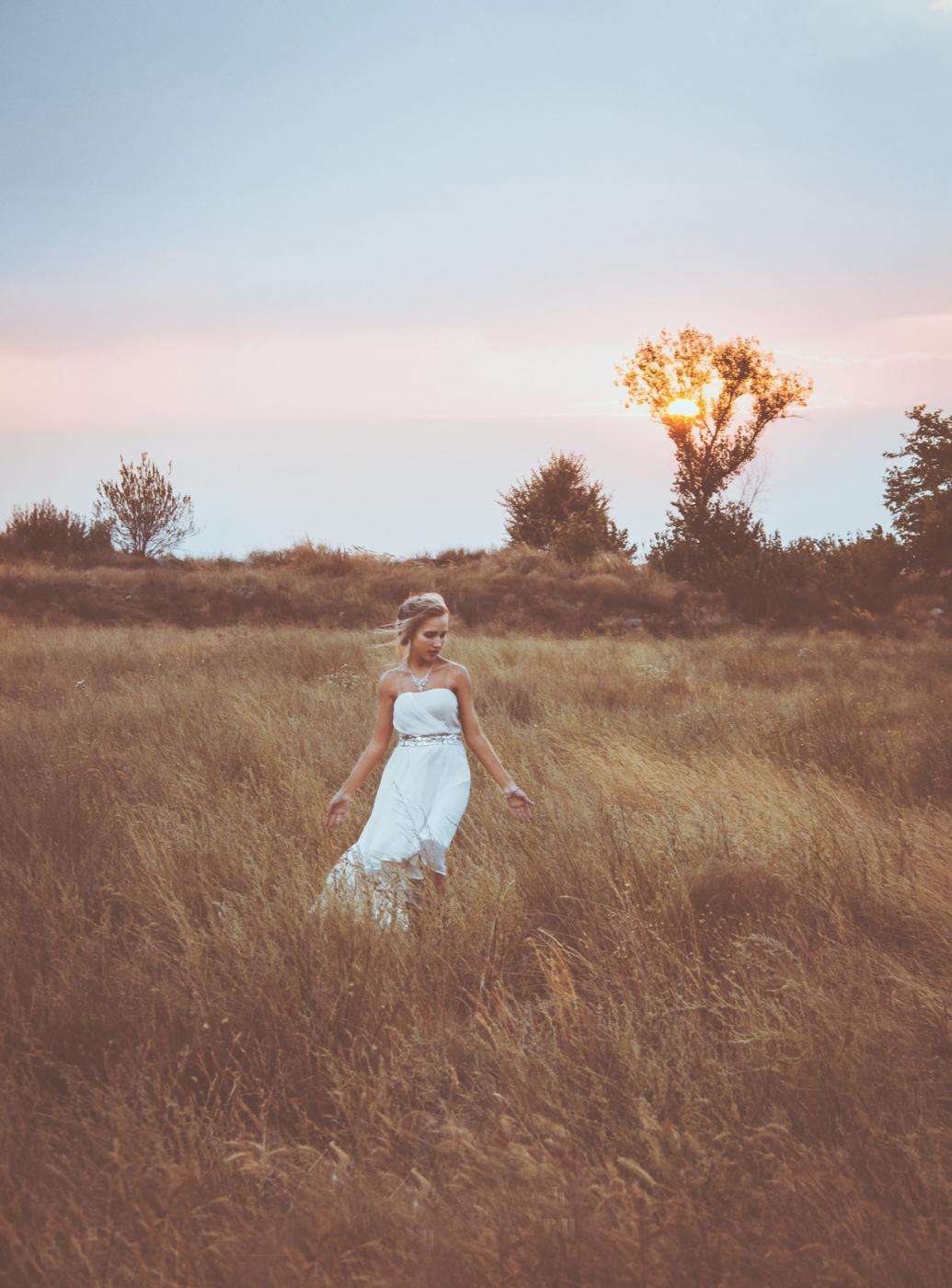 Suknie Boho, dlaczego warto wybierać je na własny ślub?