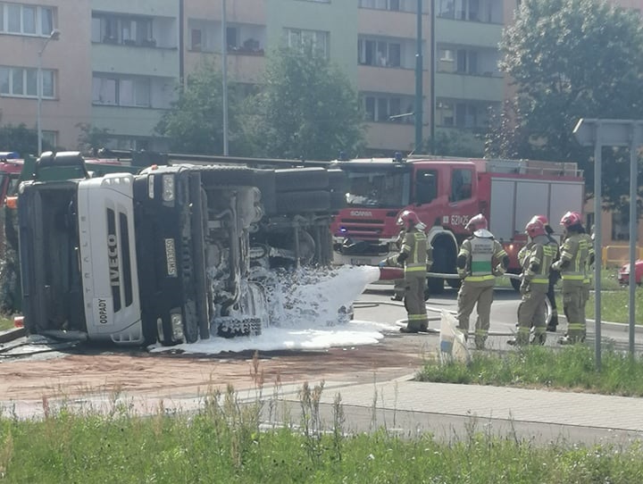 Świętochłowice: Rondo na Zgodzie zablokowane. Przewrócił się samochód ciężarowy
