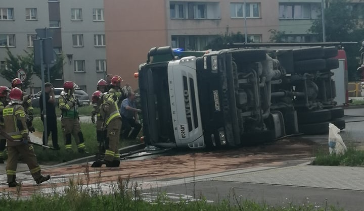 Świętochłowice: Rondo na Zgodzie zablokowane. Przewrócił się samochód ciężarowy