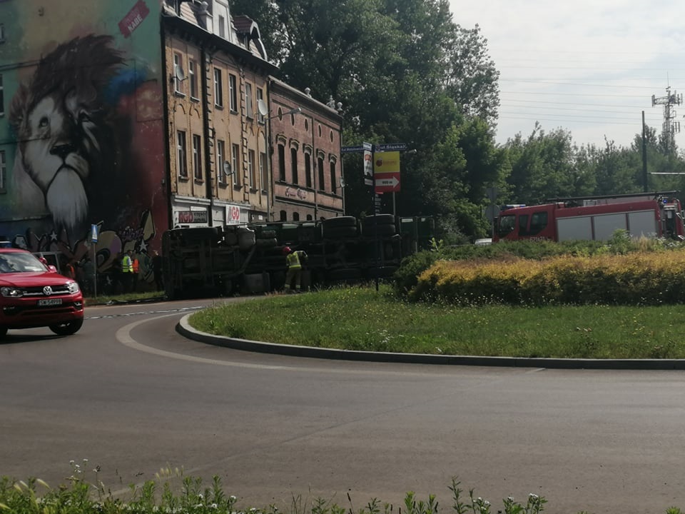 Świętochłowice: Rondo na Zgodzie zablokowane. Przewrócił się samochód ciężarowy