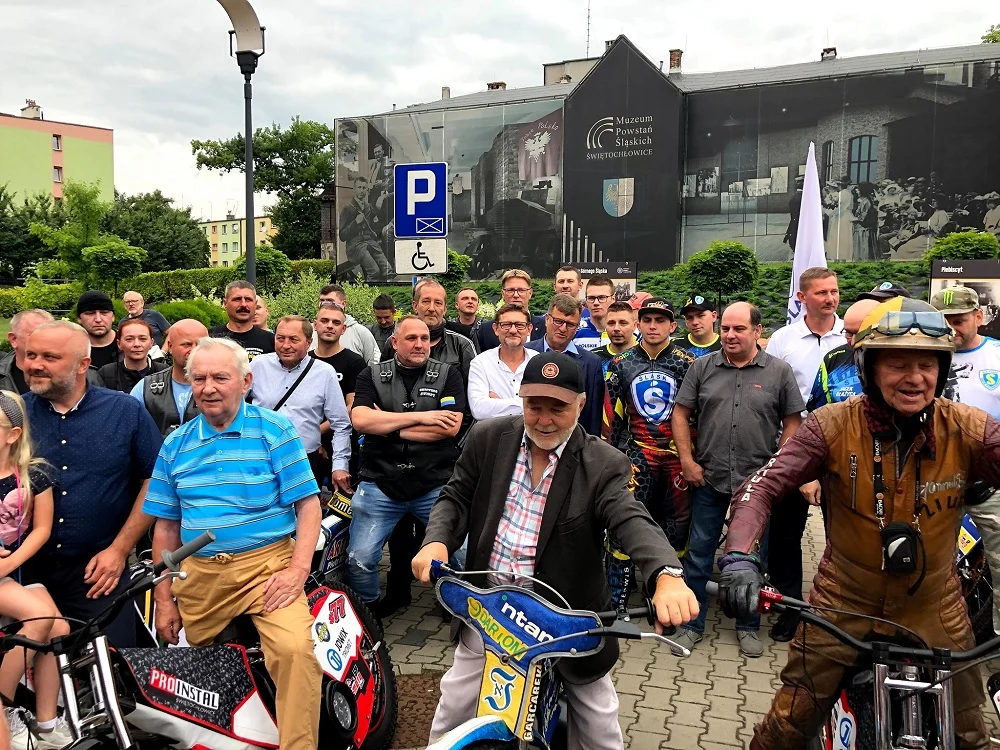 Wernisaż wystawy "Czarny sport. 70 lat żużla w Świętochłowicach" w Muzeum Powstań Śląskich