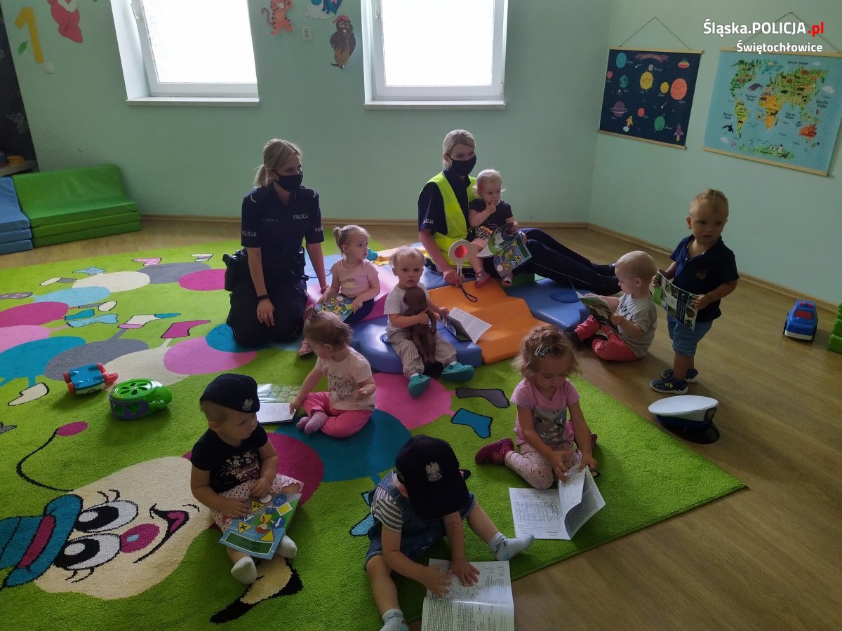 Świętochłowickie policjantki odwiedziły dzieci w świętochłowickim żłobku Tęczowa Kraina