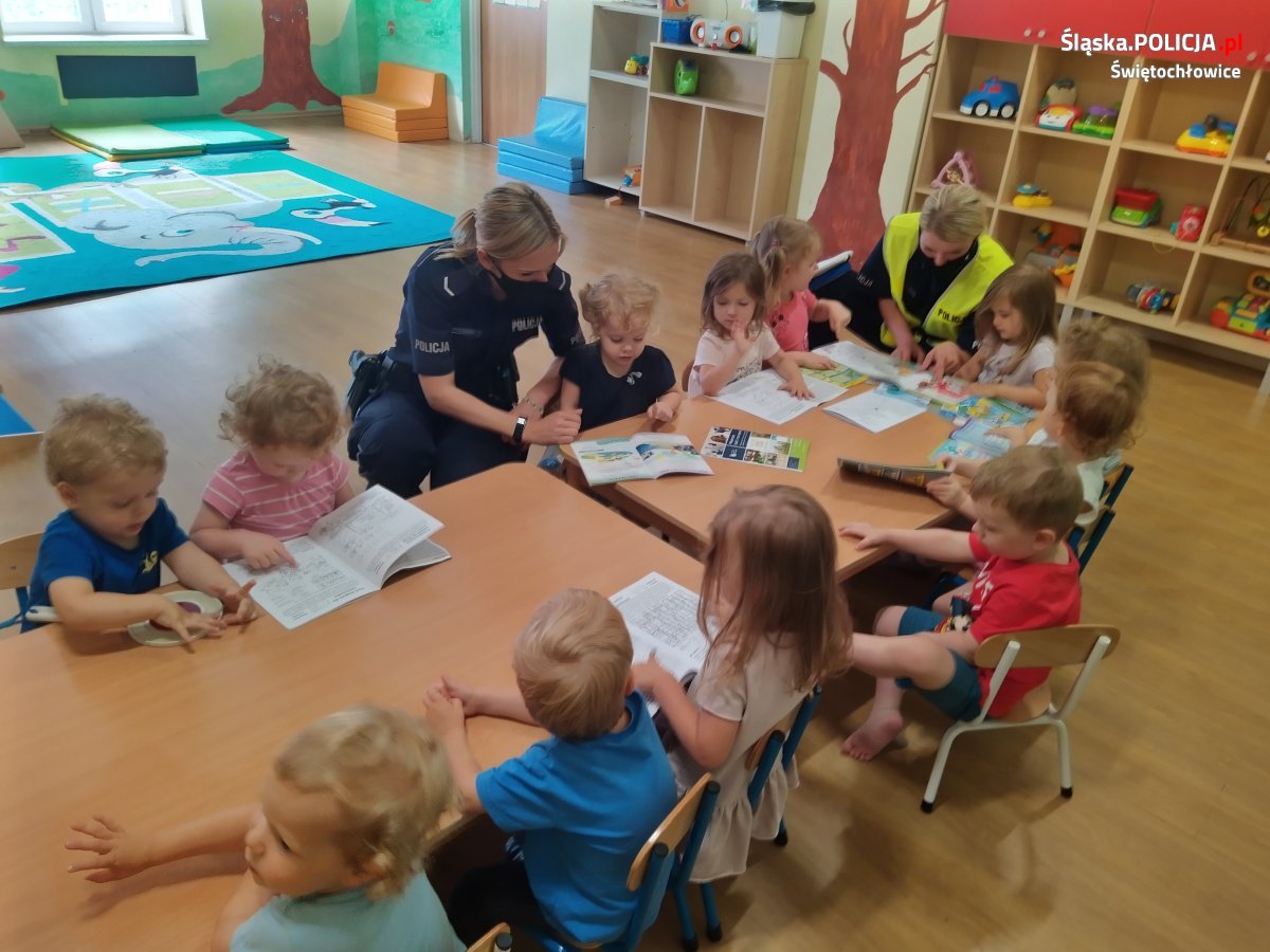 Świętochłowickie policjantki odwiedziły dzieci w świętochłowickim żłobku Tęczowa Kraina