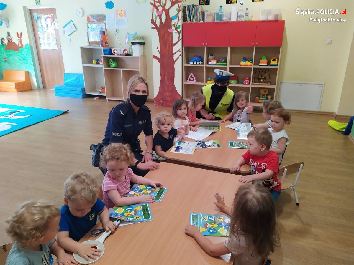 Świętochłowickie policjantki odwiedziły dzieci w świętochłowickim żłobku Tęczowa Kraina