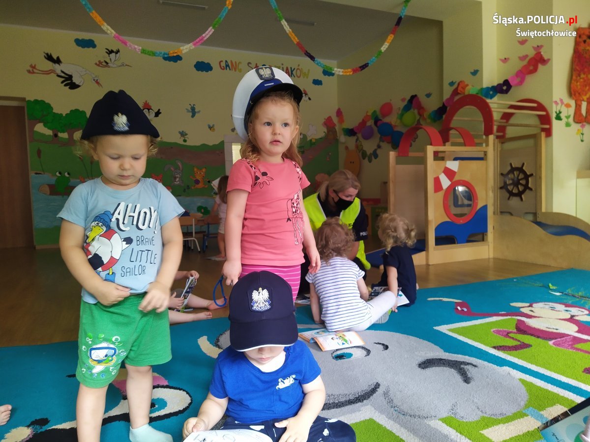 Świętochłowickie policjantki odwiedziły dzieci w świętochłowickim żłobku Tęczowa Kraina