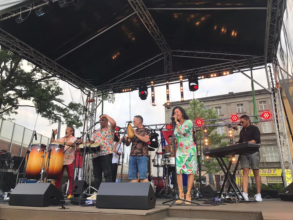 Rytmy kubańskie przejęły wczoraj chorzowski rynek i porwały wszystkich do tańca
