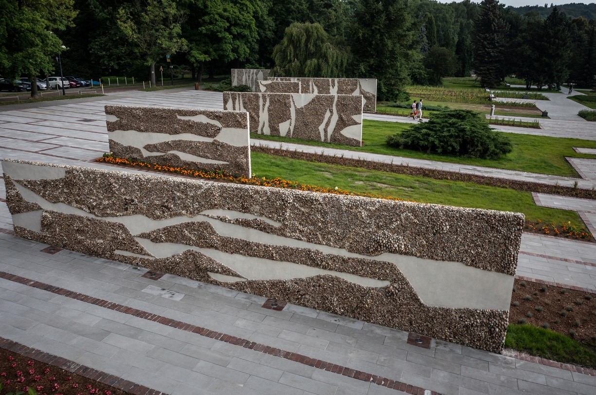 Otoczenie Hali Kapelusz już po remoncie. Słynny Plac Mozaikowy przeszedł renowację