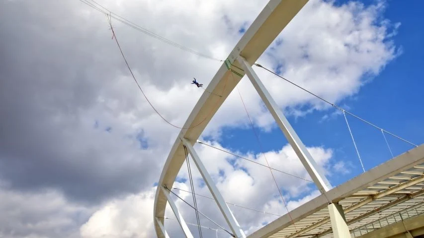 Nowy punkt do skoków na bungee w Chorzowie – korona Stadionu Śląskiego!