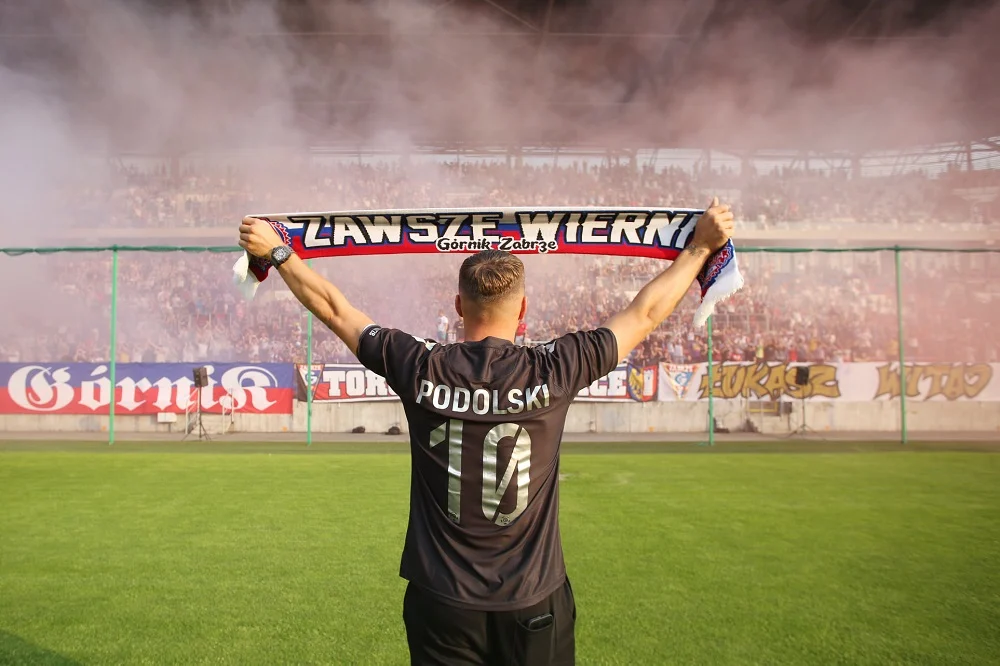 Huczne powitanie Łukasza Podolskiego na zabrzańskim stadionie