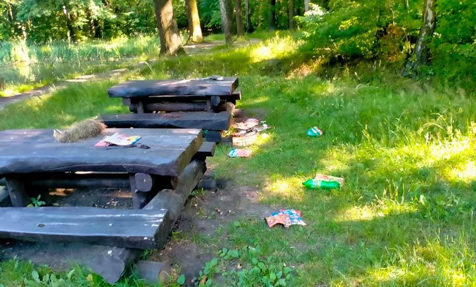 Śmieci i ludzki stolec na ławkach w Parku im. Powstańców Śląskich. Mieszkańcy zniesmaczeni