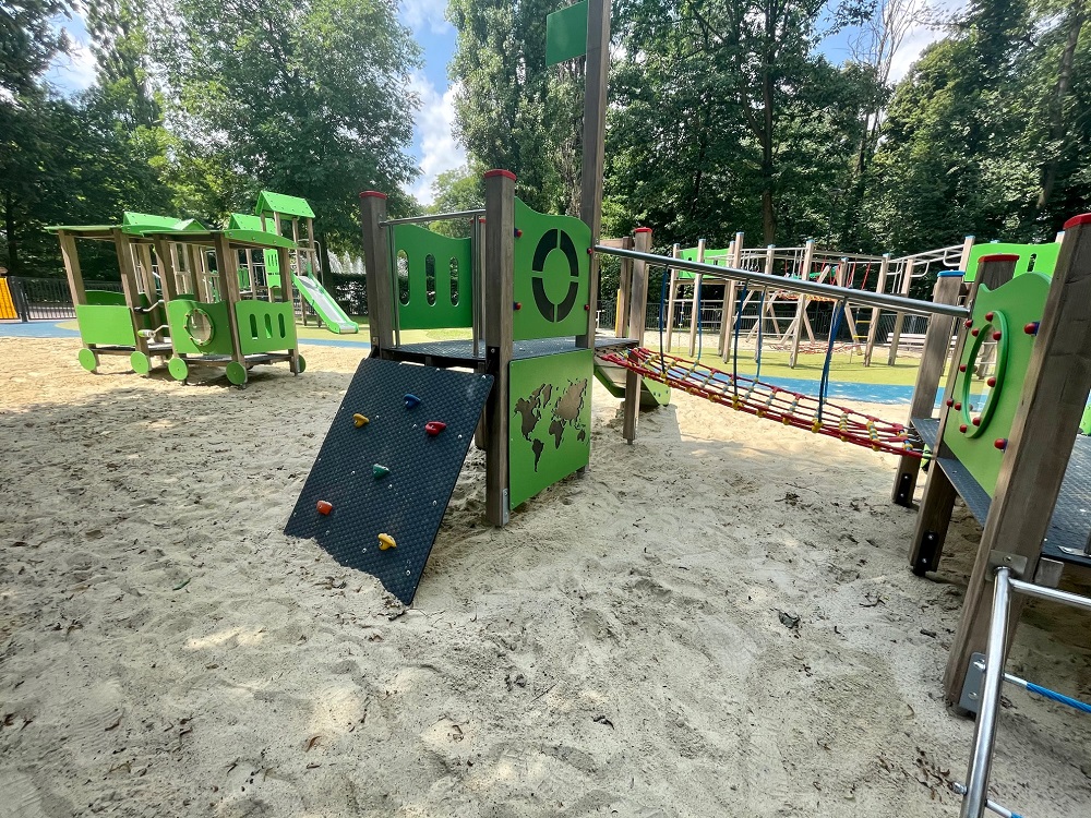 Nowy plac zabaw w Parku im. Poległych Bohaterów