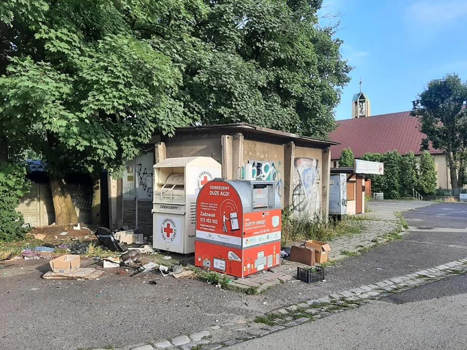 Porozrzucane śmieci przy kontenerach w Maciejowie. To wina nieodpowiedzialnych mieszkańców