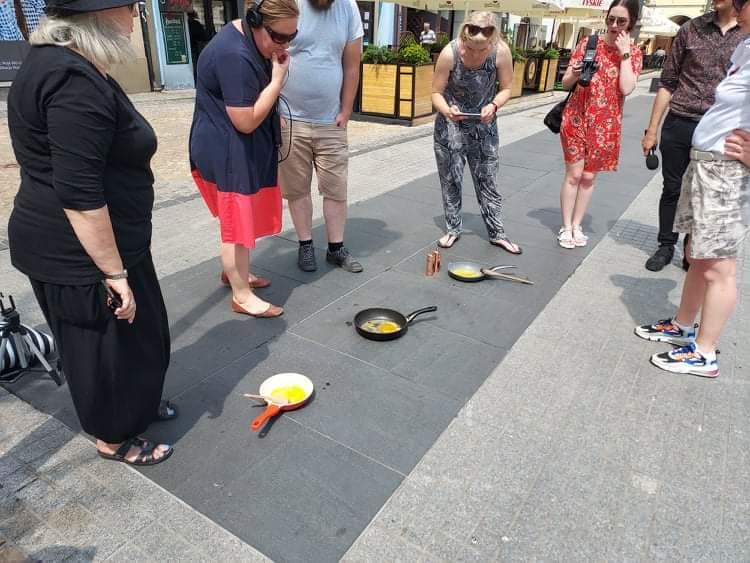 Usmażyła jajecznicę na rozgrzanych płytach gliwickiego rynku. „Betonoza” coraz powszechniejsza w śląskich miastach