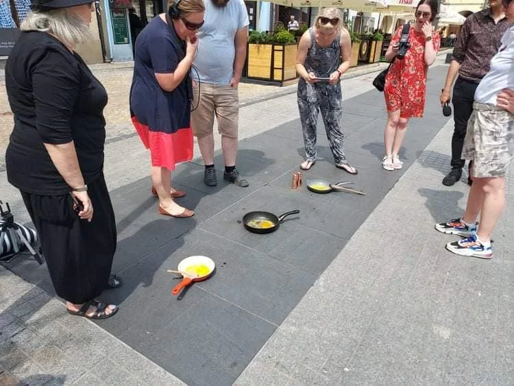 Usmażyła jajecznicę na rozgrzanych płytach gliwickiego rynku. „Betonoza” coraz powszechniejsza w śląskich miastach