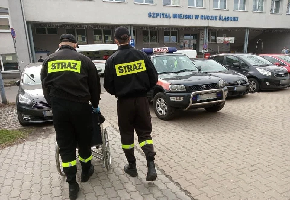 Seniorzy oraz osoby niepełnosprawne nadal mogą skorzystać z dowozu na szczepienia