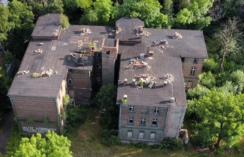 Szpital w Wirku: Budynek stoi pusty od lat. Zabytek zamiast służyć, niszczeje [ZDJĘCIA]