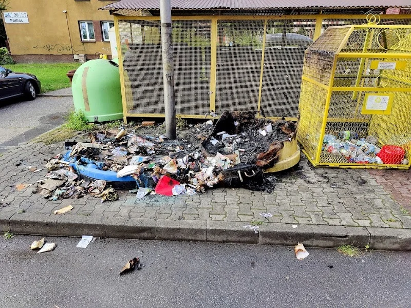 Godula: Spłonęły dwa śmietniki. Czy to podpalenie? Sprawę bada policja