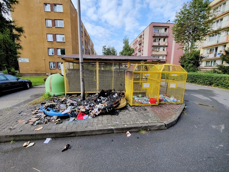 Godula: Spłonęły dwa śmietniki. Czy to podpalenie? Sprawę bada policja