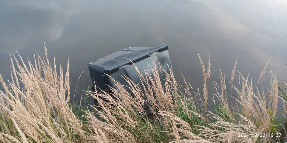 W Kochłówce znów pływa kontener na śmieci. Czy kolejny raz społecznicy muszą go wyłowić?