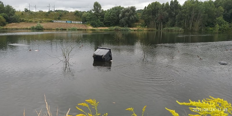 Strażacy ochotnicy wkroczyli do akcji i wyciągnęli kontener na śmieci z Kochłówki