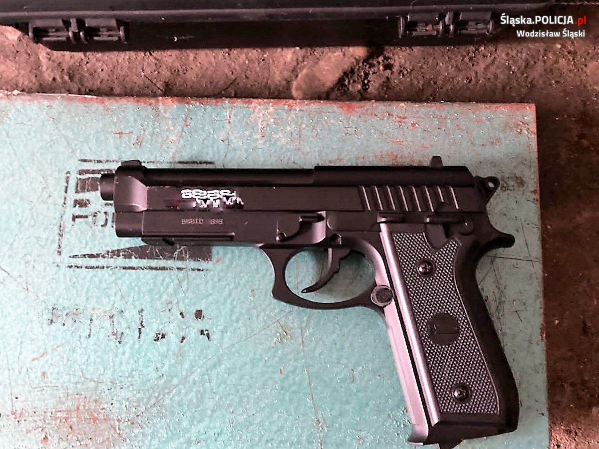 Grozili bronią, aby odzyskać 200 złotych. Teraz odpowiedzą za wymuszenie