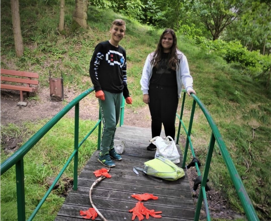 Dwójka nastolatków zbierała śmieci w lesie. "Przyłapali" ich dzielnicowi