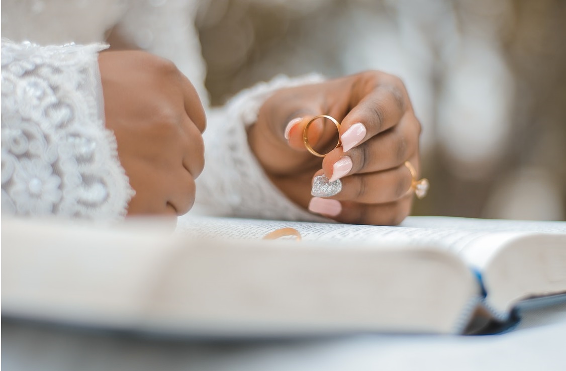 Suknie ślubne - wybrać gotową, czy szyć na miarę?