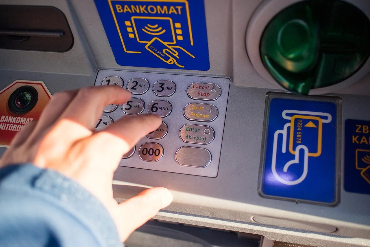 Poszukiwany właściciel gotówki zostawionej w bankomacie