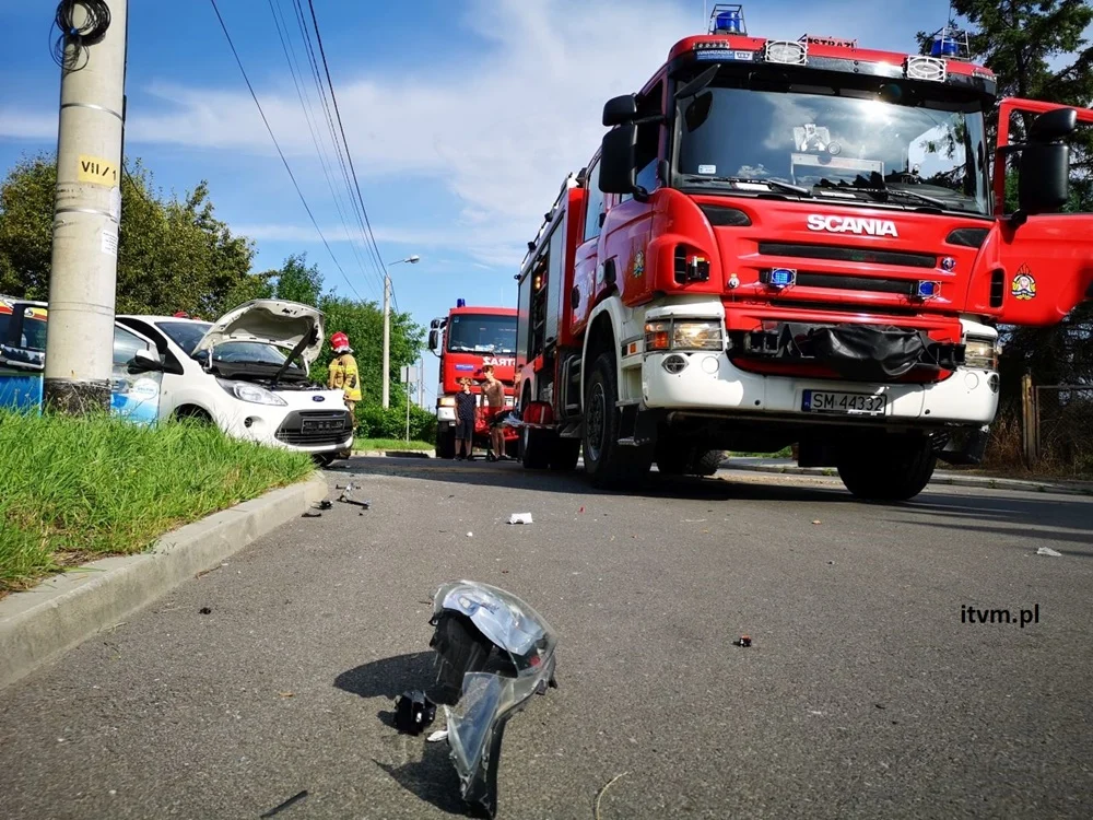 Wypadek samochodu osobowego z udziałem koparki
