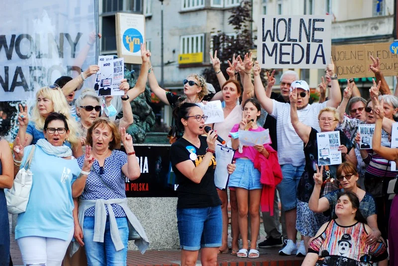 Lex TVN: W 93 polskich miastach odbyły się protesty w obronie wolności mediów. Także u nas