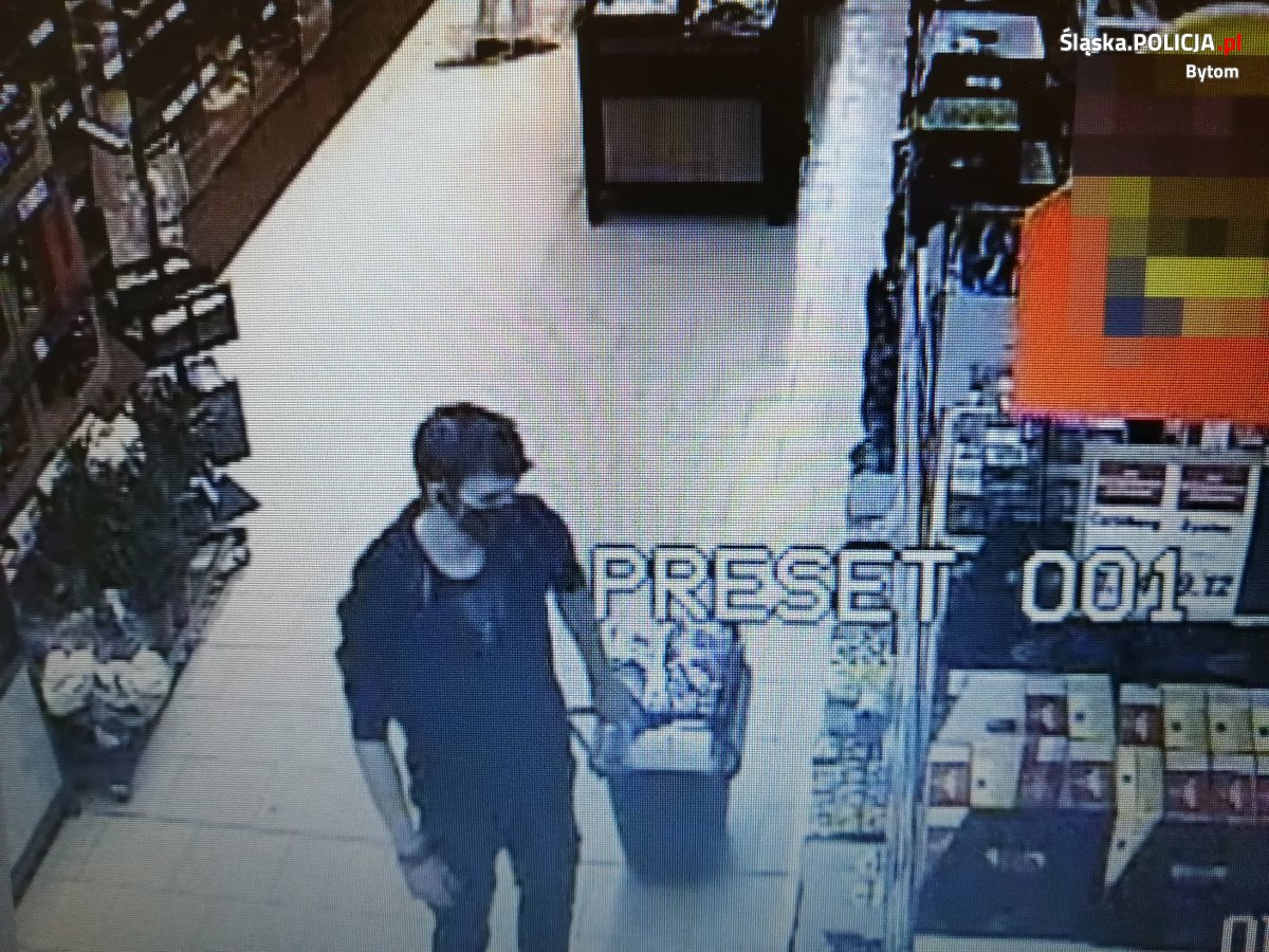 Poszukiwani sprawcy kradzieży rozbójniczej. Rozpoznajesz ich?