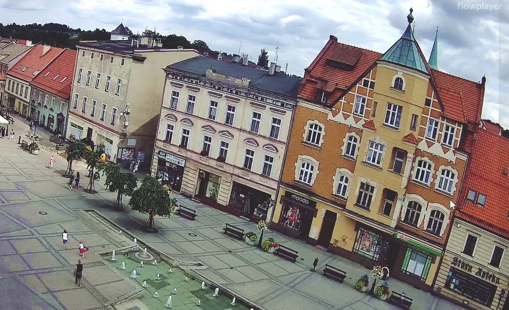 Spór o kamienicę na rynku. Miasto wystawiło budynek na sprzedaż, mieszkańcy komentują