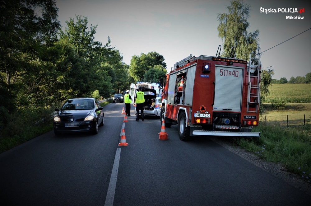 Wypadek na drodze wojewódzkiej nr 928. Kierowca osobówki nie zauważył motocyklisty