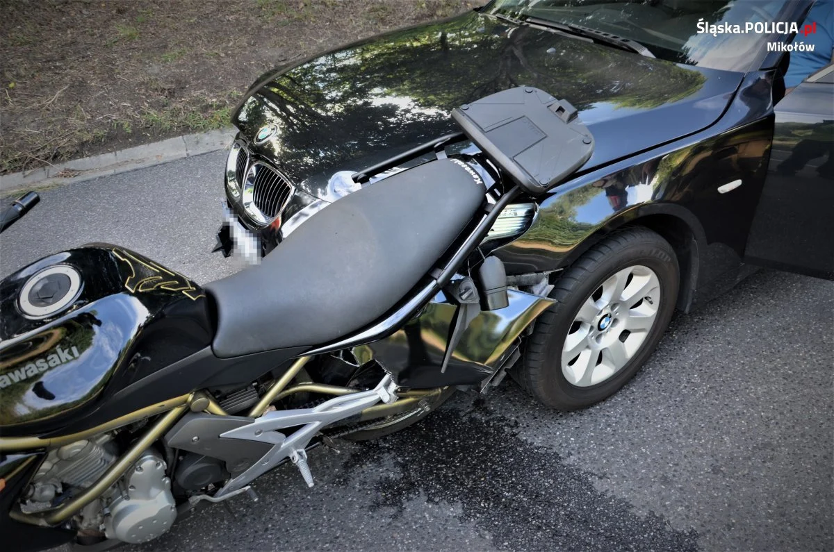 Osobówka zderzyła się z motocyklem. Sprawca proponował policjantom 10 tysięcy złotych