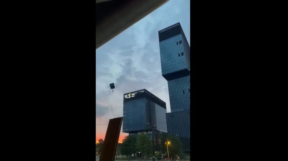 Nielegalne skoki spadochronowe ze szczytu KTW II. Intruzi wtargnęli na plac budowy