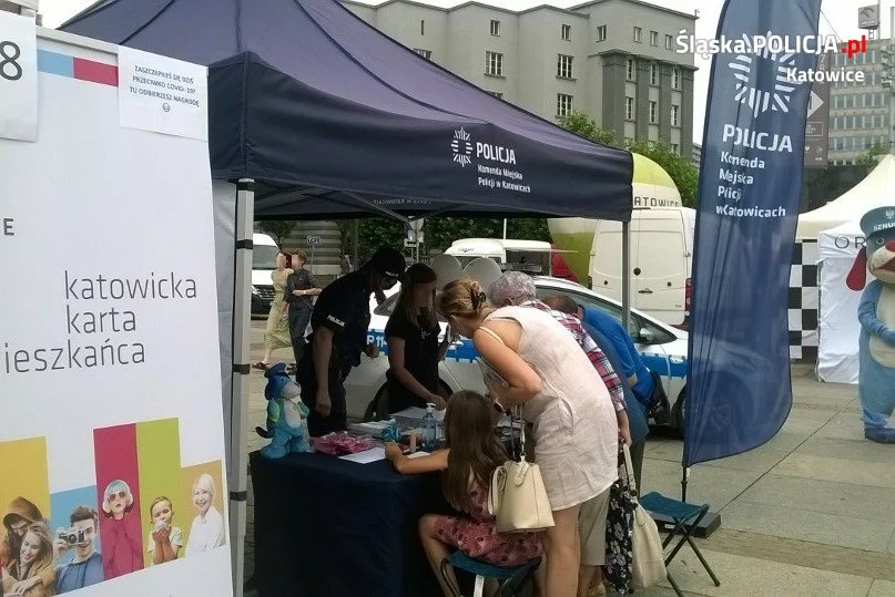 O bezpiecznych wakacjach na katowickim Rynku