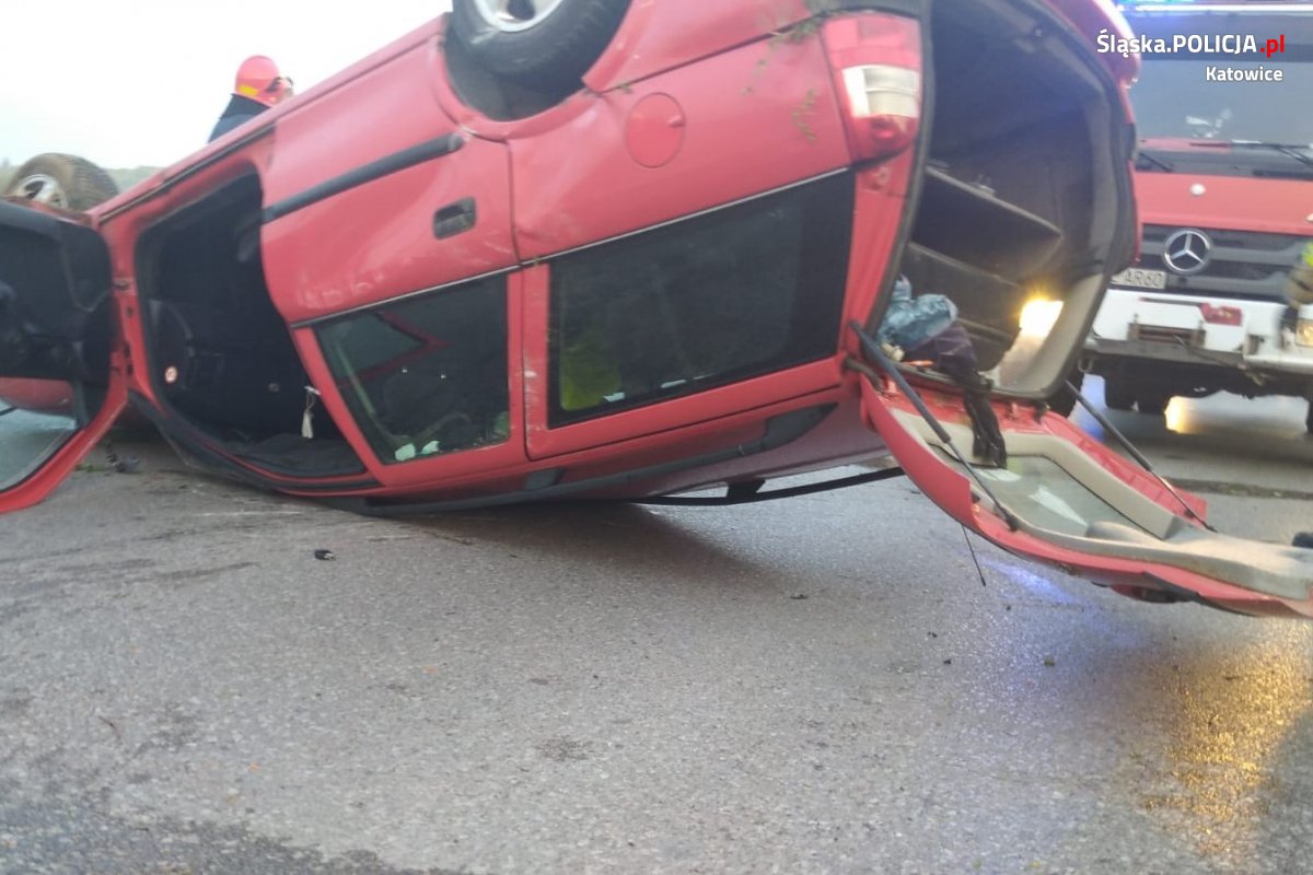 Jechał pijany i dachował. Pijanego kierowcę zatrzymał policjant po służbie