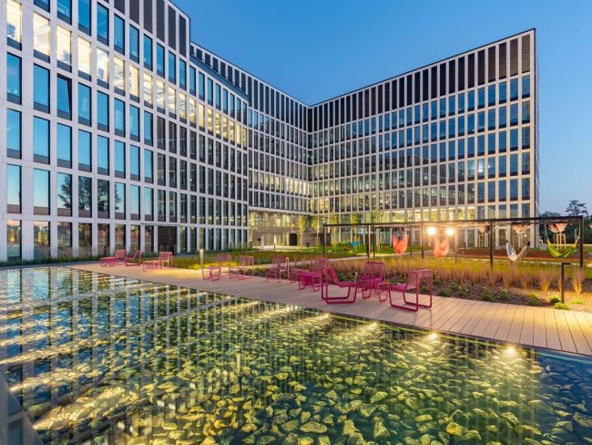 Strefa rekreacyjna między biurowcami oddana do użytku. Jest dostępna dla każdego