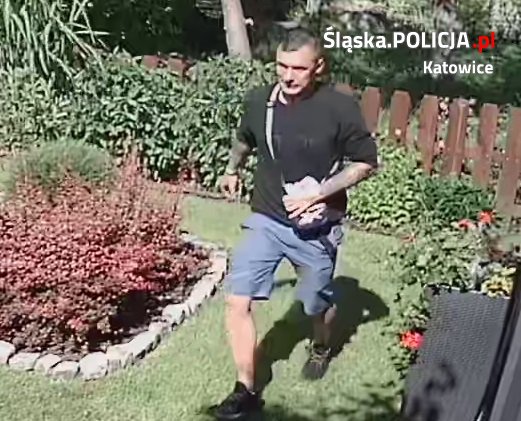 Publikujemy wizerunek podejrzewanego o kradzież plecaka. Rozpoznajesz go?