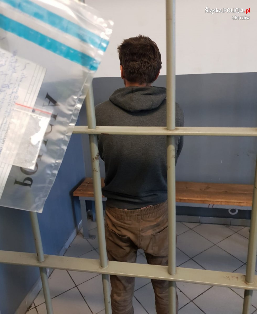 24-letni mieszkaniec Świętochłowic jechał bez prawa jazdy i z narkotykami