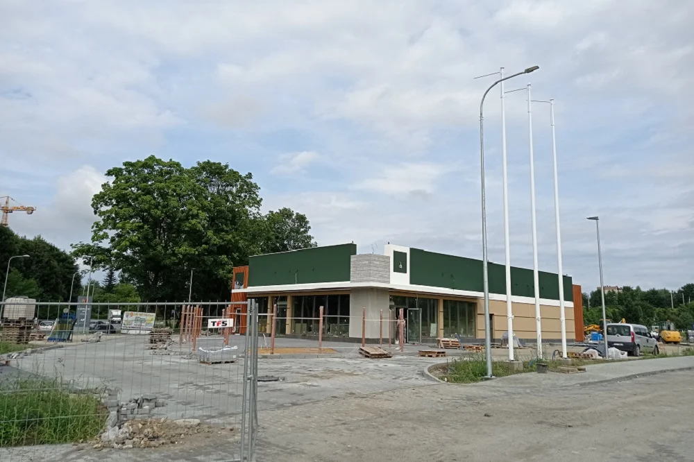 Budowa kolejnej restauracji McDonald’s dobiega końca. Lokal mieści się obok MAX Burgers