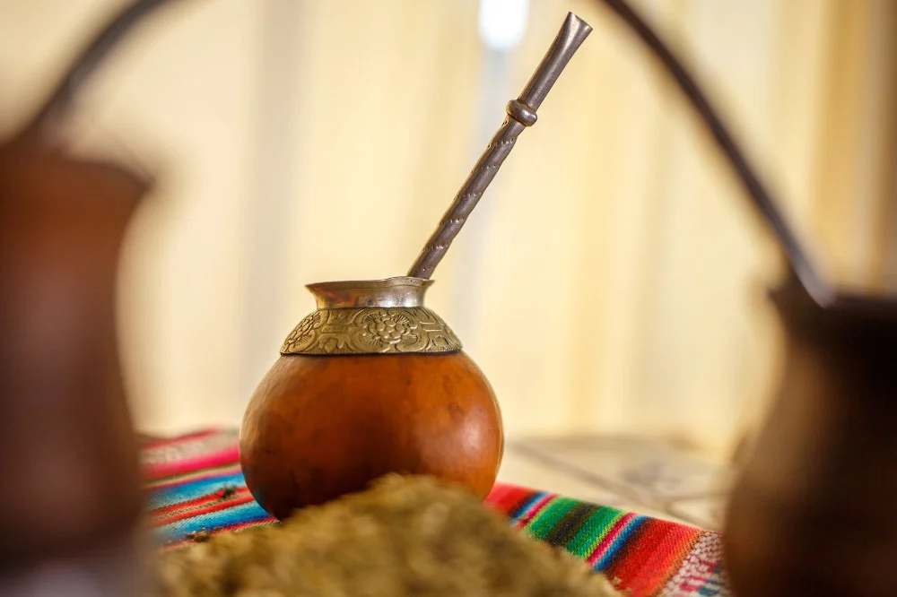 Pobudza jak kawa, a do tego świetnie wpływa na zdrowie. Spróbuj yerba mate!