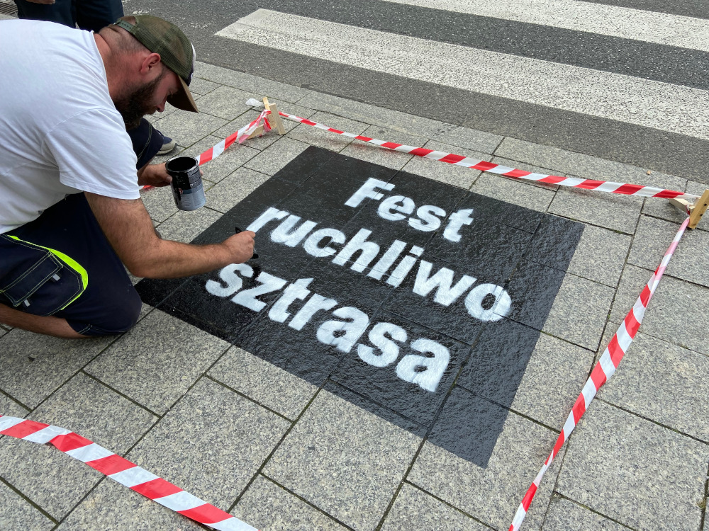 "Fest ruchliwo sztrasa!", "Dej pozór na banka!" - komunikaty po śląsku ostrzegają pieszych