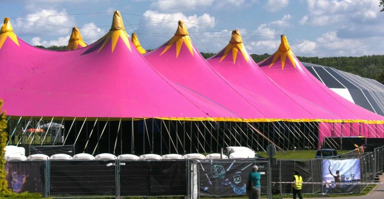 Spacerowicze się zdziwią. Część Parku Śląskiego ogrodzona. To teren Fest Festivalu 2021