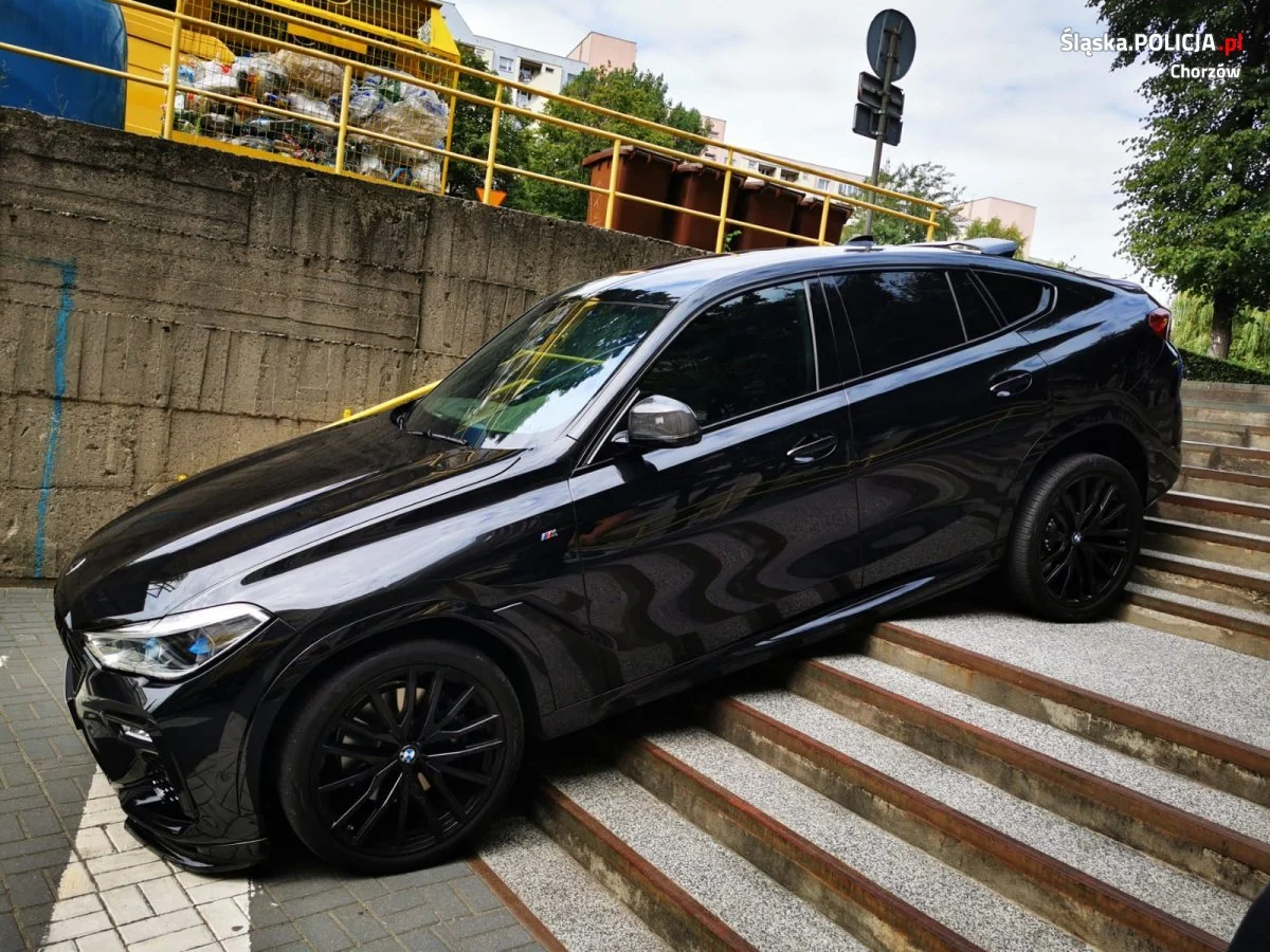 Terenowym BMW wjechał na schody na jednym z chorzowskich osiedli